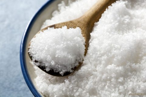 На фото – йодированная соль. Цена ее почти не отличается от обычной На фото – йодированная соль. Цена ее почти не отличается от обычной