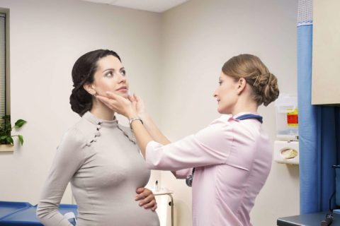 Девушка должна пройти обследование у эндокринолога во время беременности. Девушка должна пройти обследование у эндокринолога во время беременности.
