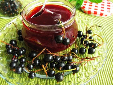 Напиток из шиповника и черной смородины